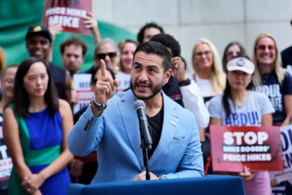 'Medicare for All' message attracts midterm voters buckling under medical bills