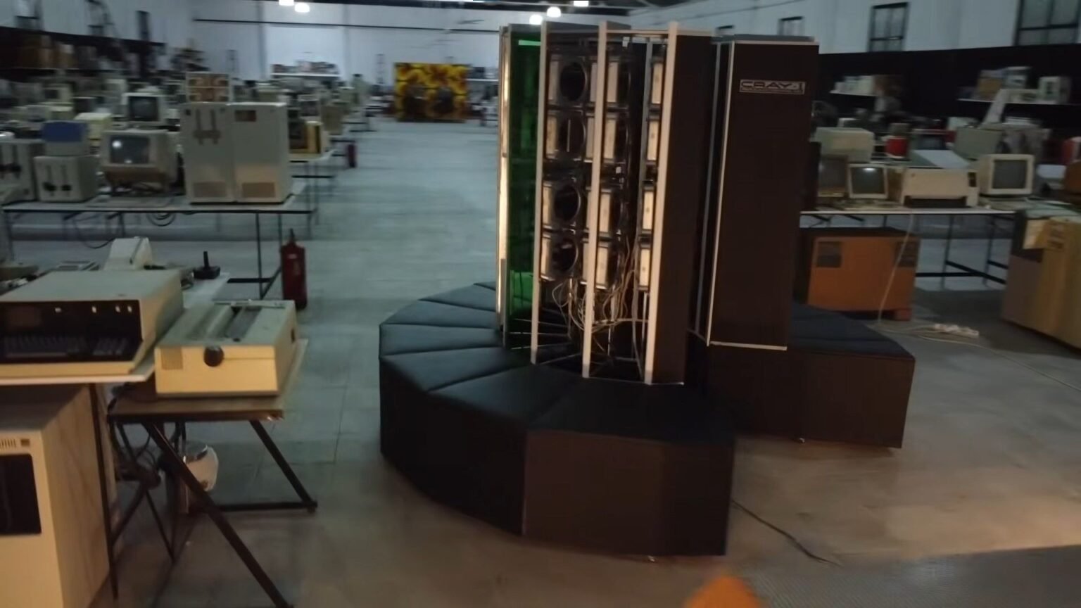 Working Cray-1 supercomputer replica packs 30 vintage Mac Minis and 1.5 TFLOPS