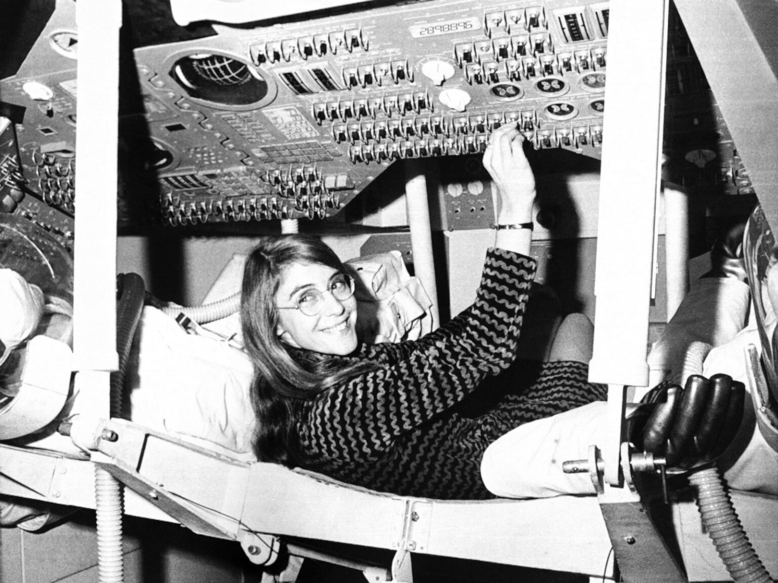 Margaret Hamilton, who led a software team for NASA's Apollo program, dies at 90