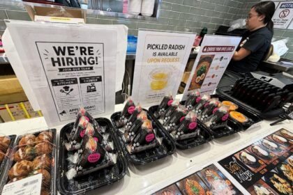 U.S. unemployment claims dip to 197,000, lowest since mid-July
