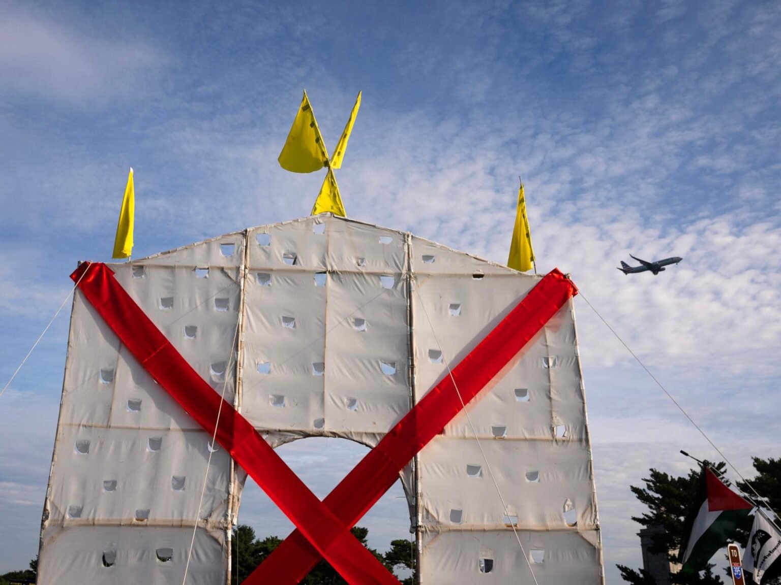 Flight attendants' union flags safety concerns over Trump's Washington arch