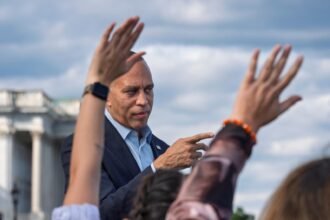 Jeffries says House Democrats reaching to flip Trump districts